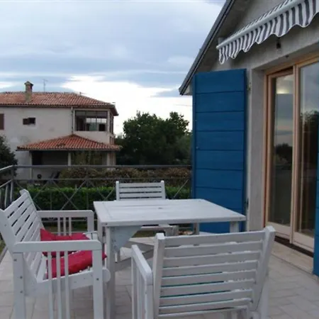 One Bedroom With Terrace Apartment *